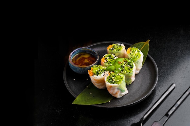 Photo nourriture traditionnelle asienne sur assiette sur fond noir