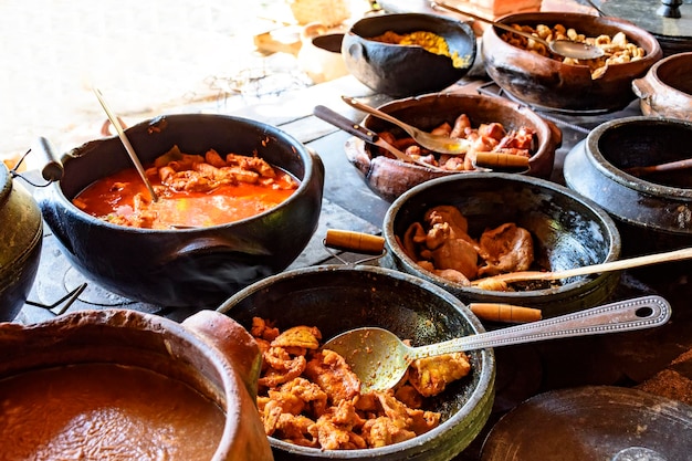La nourriture traditionnelle brésilienne de la région au large du Minas Gerais est préparée dans des pots d'argile