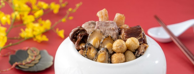 Nourriture traditionnelle du nouvel an lunaire chinois Bouddha saute par-dessus le mur Plat de casserole de soupe chinoise Tentation de Bouddha nommé Fo Tiao Qiang gros plan