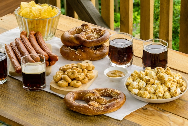 Nourriture traditionnelle de fête oktober. Saucisse, collations et bière sur une table en bois