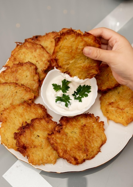 Nourriture traditionnelle sur Hanukkah Pommes de terre frites