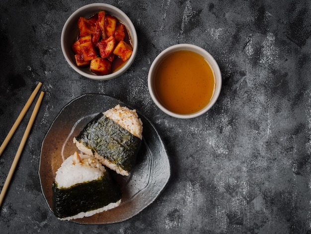 Nourriture traditionnelle japonaise Onigiri, riz cuit à la vapeur en forme de triangle avec algues