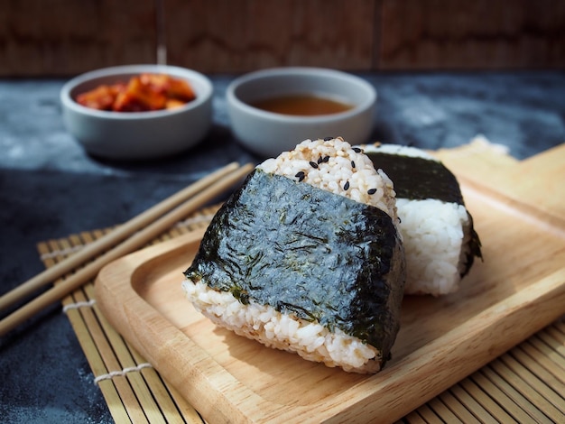 Nourriture traditionnelle japonaise Onigiri