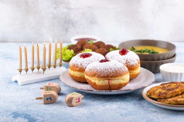 La nourriture traditionnelle juive de la fête de Hanouka.