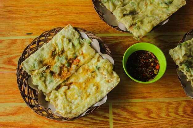 Nourriture traditionnelle de Mendoan Banyumas également connue sous le nom de tempeh frit