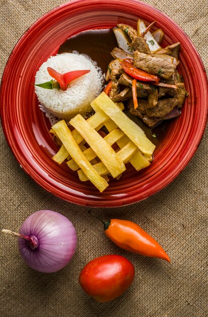 La nourriture traditionnelle péruvienne criolla appelle lomo saltado avec de la viande de riz et des pommes de terre