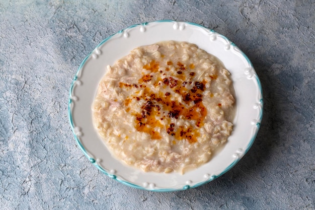 Photo la nourriture traditionnelle turque, faite de viande et de blé, délicieuse nourriture du ramadan (nom turc; keskek)