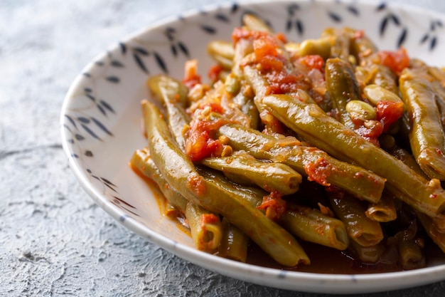Nourriture turque délicieuse traditionnelle; haricots verts avec de l'huile d'olive; nom turc; Zeytinyagli taze fasulye