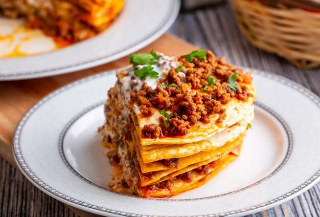 Nourriture turque Kayseri Yaglama avec du yogourt à la viande hachée et de la pâte de tomate