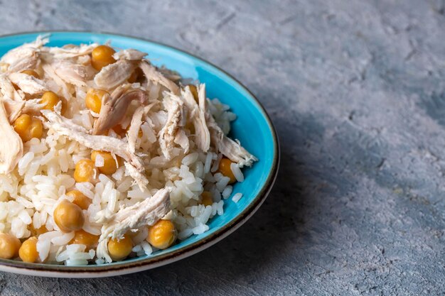 La nourriture turque traditionnelle délicieuse; le riz avec des pois chiches et du poulet (nom turc; Tavuklu nohutlu pilav ou pilaf)