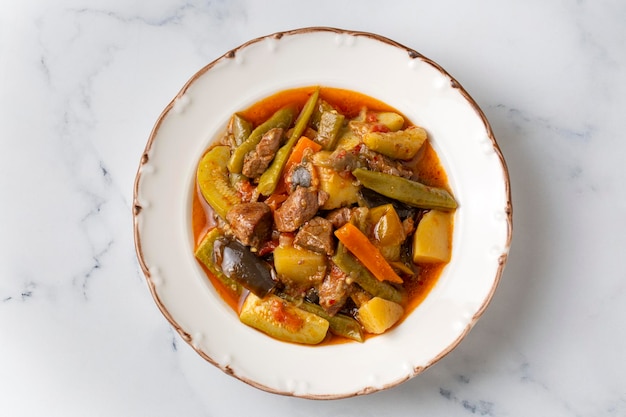 Nourriture turque Turlu légumes mélangés avec viande en cubes