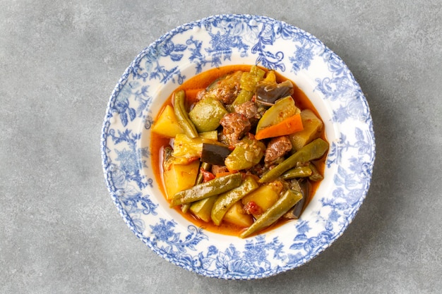 Nourriture turque Turlu légumes mélangés avec viande en cubes