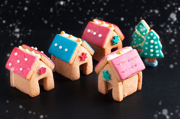 Nourriture de vacances Cookies de Noël pastels, maisons en pain d&#39;épice et sapin de Noël en cadeau ou en fête