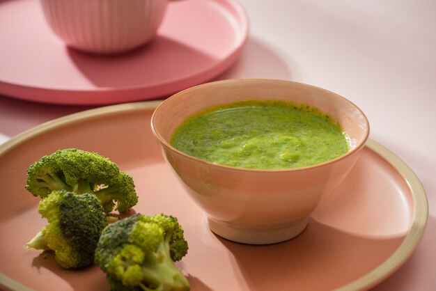 Nourriture végétale faite maison pour bébé. Purée de brocoli pour bébé