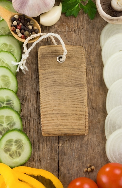 Nourriture végétale saine à planche de bois