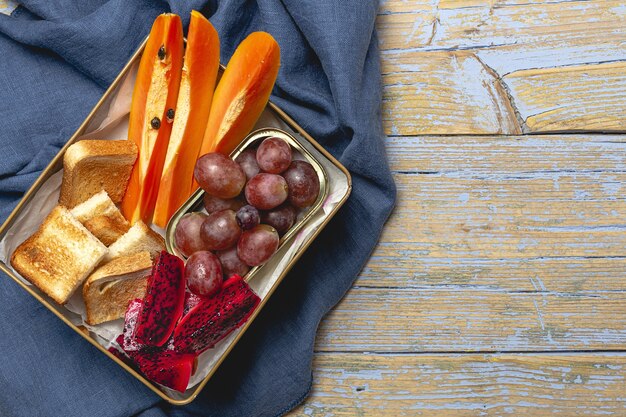 Nourriture végétalienne en boîte à emporter d'en haut. Concept d'alimentation saine. Mise à plat