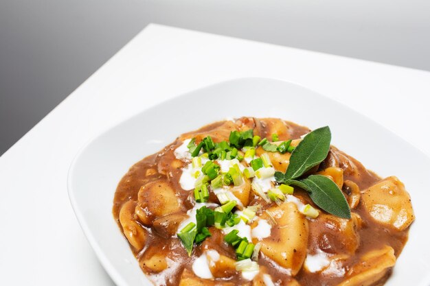 Nourriture végétalienne Boulettes maison avec pommes de terre et champignons en sauce Gros plan