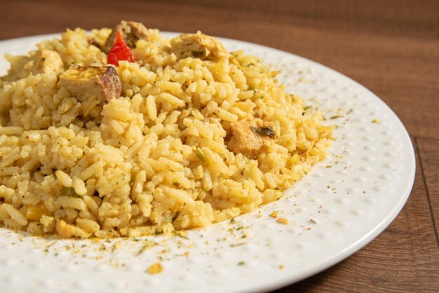 Nourriture végétalienne risotto végétalien sur une plaque blanche sur une mise au point sélective en bois