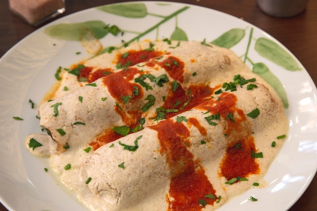 Nourriture végétalienne saine Gros plan d'un plat de cannellonis aux légumes, sauce béchamel aux légumes et sauce tomate