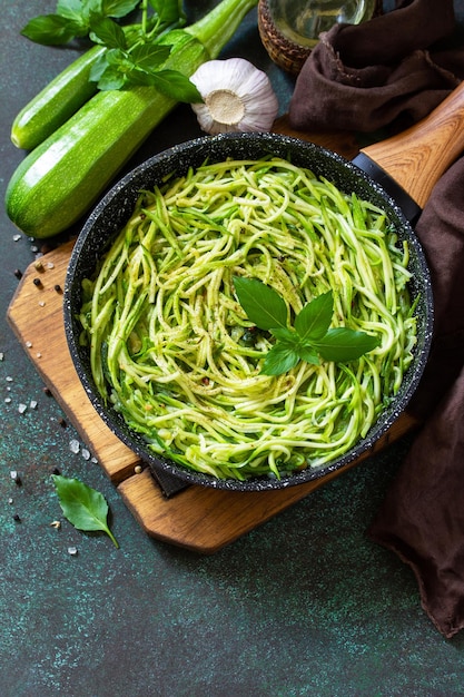 Nourriture végétalienne saine plat à faible teneur en glucides Nouilles de courgettes cuites au basilic et à l'ail Espace de copie