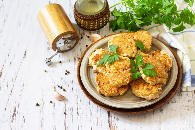 Nourriture végétalienne saine Savoureuses escalopes de poisson rouge faites maison sur une table rustique en bois Espace de copie