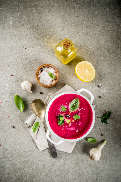 Nourriture végétalienne, soupe au gaspacho de betterave froide d'été au citron, avocat et herbes fraîches