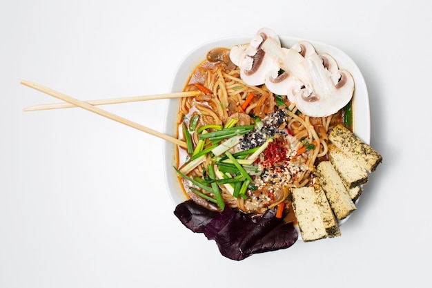 Nourriture végétalienne Soupe miso de nouilles ramen japonaises au tofu et aux champignons sur blanc