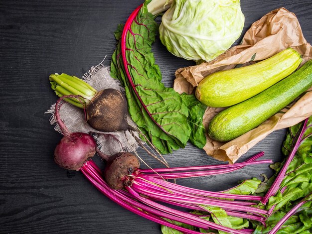 Nourriture végétalienne végétarienne cuisiner des légumes de saison Flatlay sur la vue de dessus de fond en bois