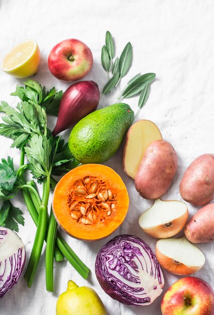 Nourriture végétarienne ensemble arrière-plan Citrouille chou rouge avocat oignons rouges tomates kumato céleri pommes pommes de terre