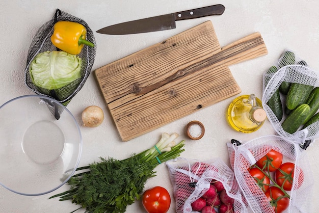 Nourriture végétarienne Ingrédients pour une salade de légumes sains, gros plan sur une planche à découper