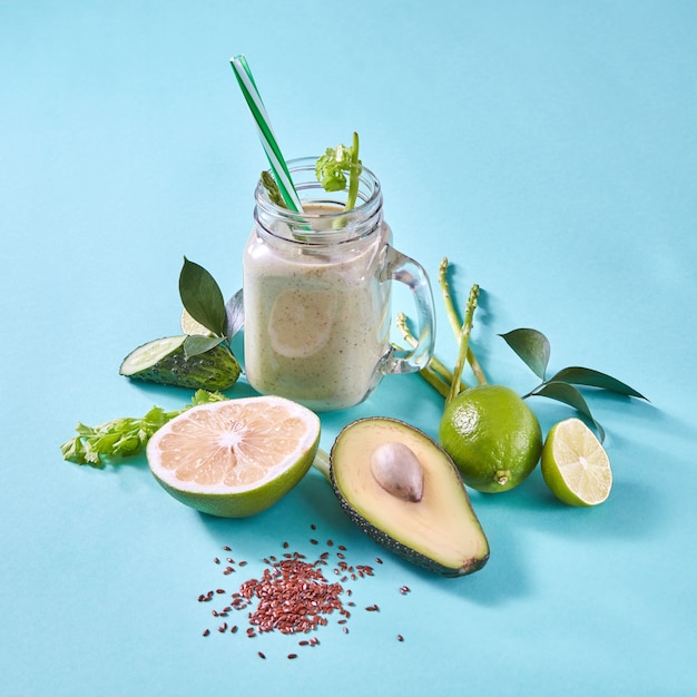 Nourriture végétarienne à partir de fruits et légumes biologiques verts sur un mur de papier. Concept de nourriture végétarienne biologique naturelle. Mise à plat.