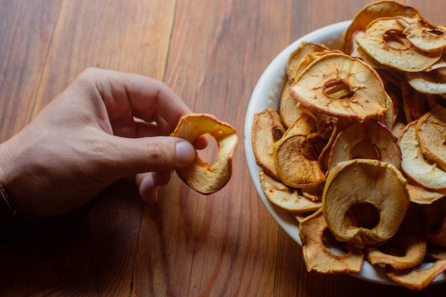 Nourriture végétarienne de régime sain frais mûr avec des vitamines. Pommes séchées