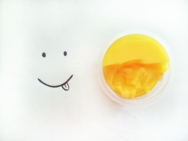 Nourriture en verre par un smiley sur fond blanc