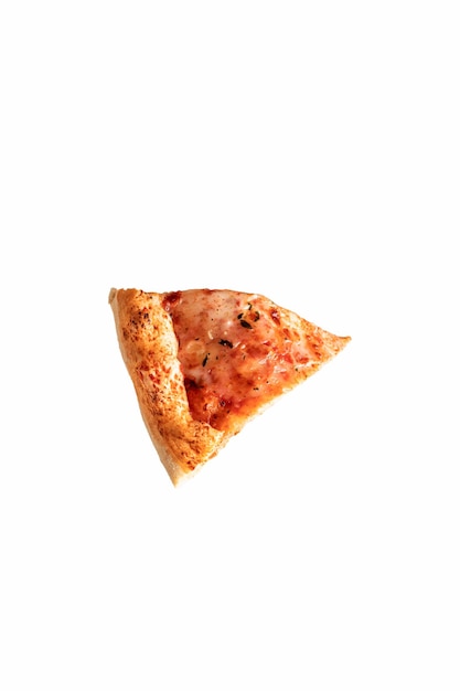 Photo nourriture volante une tranche de pizza margherita avec du fromage et des feuilles de basilic en lévitation sur blanc isolé