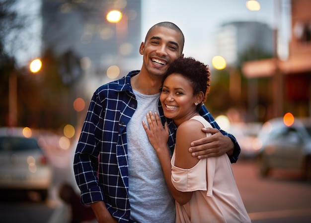 Nous aimons être en ville Portrait recadré d'un jeune couple affectueux à un rendez-vous en ville