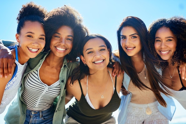 Nous avons toujours été les meilleurs amis Photo d'un groupe de copines passant la journée à la plage