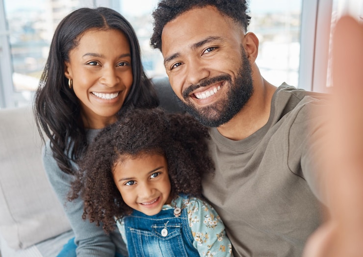 Photo nous commençons et terminons en famille. photo d'une famille prenant un selfie à la maison.