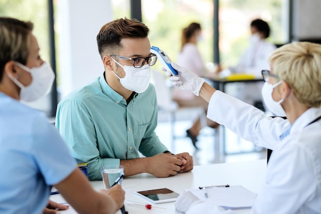 Nous devons d'abord vérifier votre température