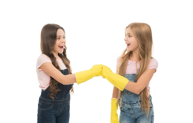 Nous nettoyons notre maison Nettoyer les petites dames Filles heureuses portant des gants en caoutchouc jaune pour nettoyer la maison Fournir un nettoyage domestique pour enlever la saleté et la poussière