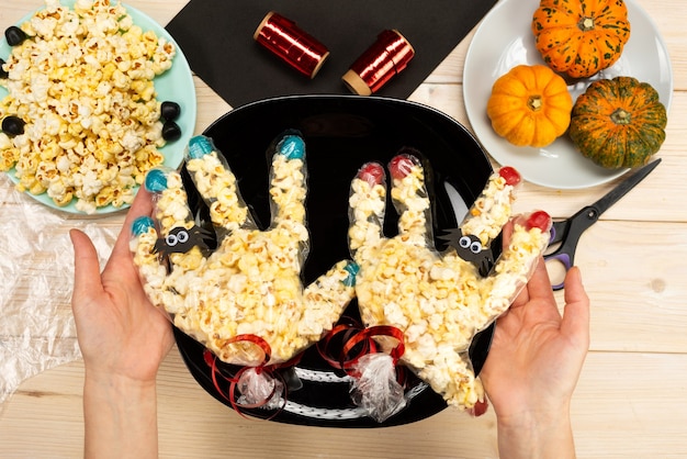 Nous préparons des cadeaux pour Halloween, nous fabriquons de nos propres mains des emballages amusants pour le pop-corn. Instruction de bricolage. Guide étape par étape. Le résultat final dans une assiette