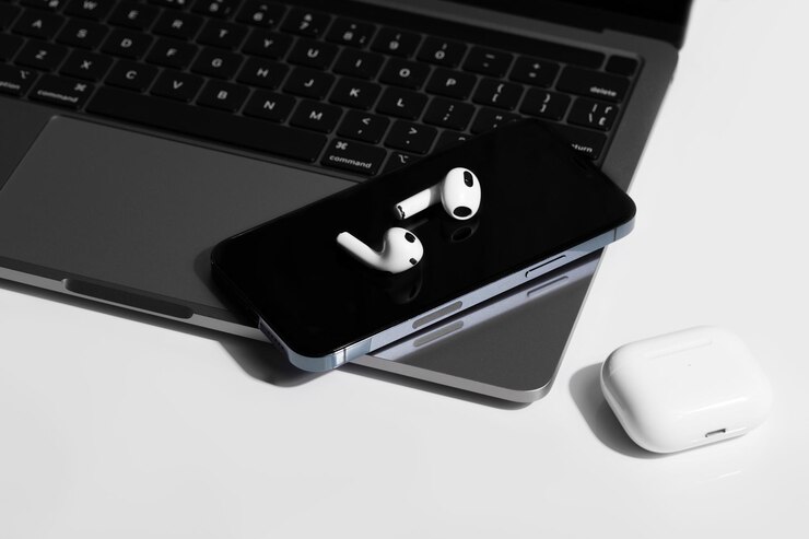Photo nouveau apple airpods 3 avec iphone 13 pro sur fond blanc