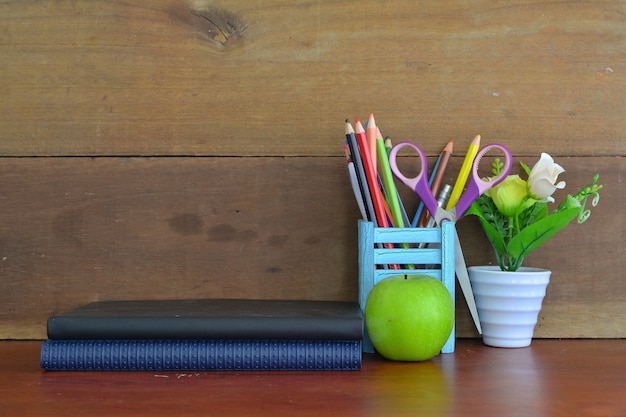 De nouveau aux concepts d'école sur la table en bois