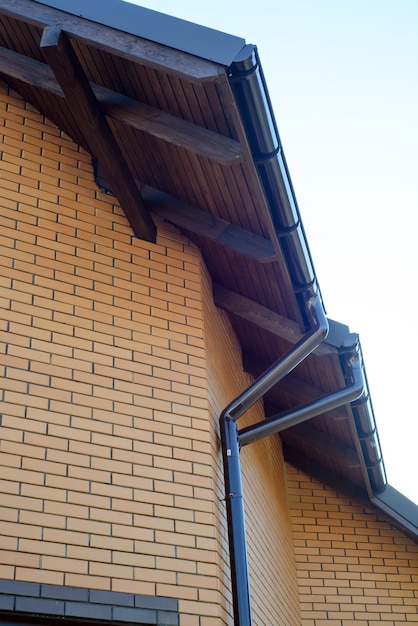 Nouveau avant-toit de maison sur le ciel bleu