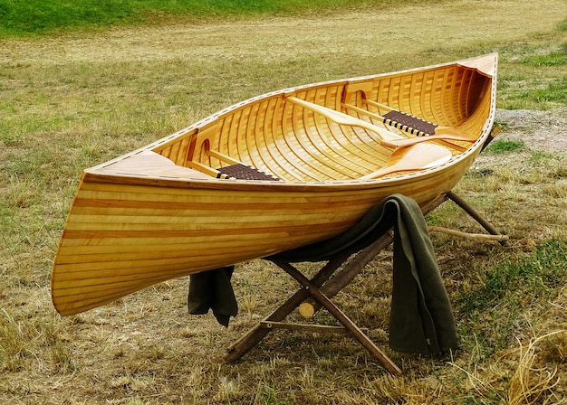 Nouveau bateau en bois, avec des pagaies et des bancs.