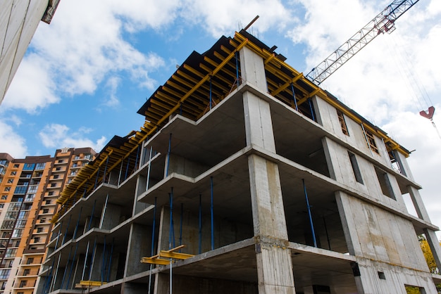 Nouveau bâtiment à plusieurs étages en construction