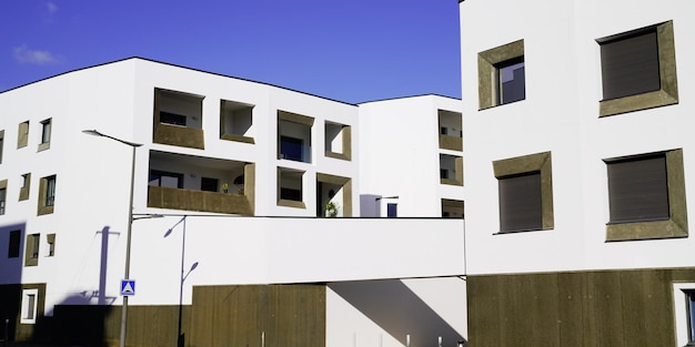 Photo nouveau bâtiment résidentiel blanc moderne dans le ciel bleu d'été