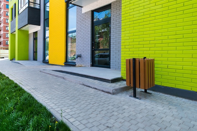 Photo nouveau bâtiment résidentiel de couleur brique de plusieurs étages sur le fond d'un ciel bleu avec un reflet ensoleillé