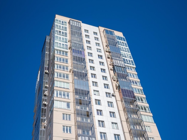 Nouveau bâtiment résidentiel dans le ciel bleu Vue d'en bas