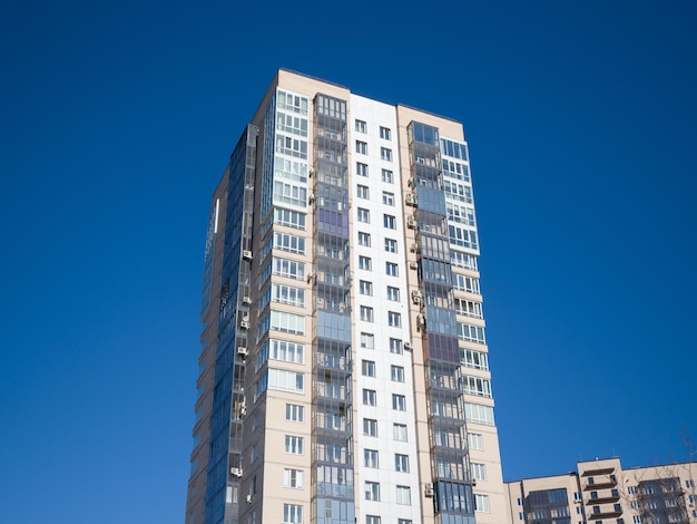 Nouveau bâtiment résidentiel sur fond de ciel bleu