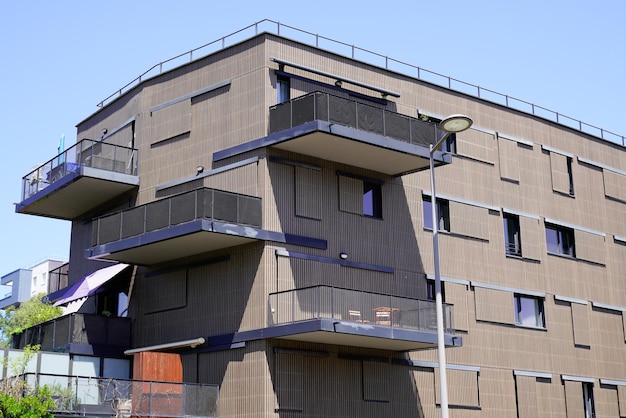 Nouveau bâtiment résidentiel moderne balcon brun dans le ciel bleu